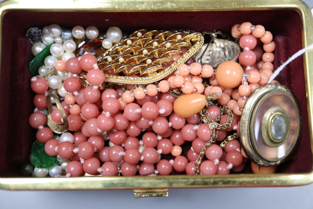 A Victorian mourning brooch and other mixed jewellery.